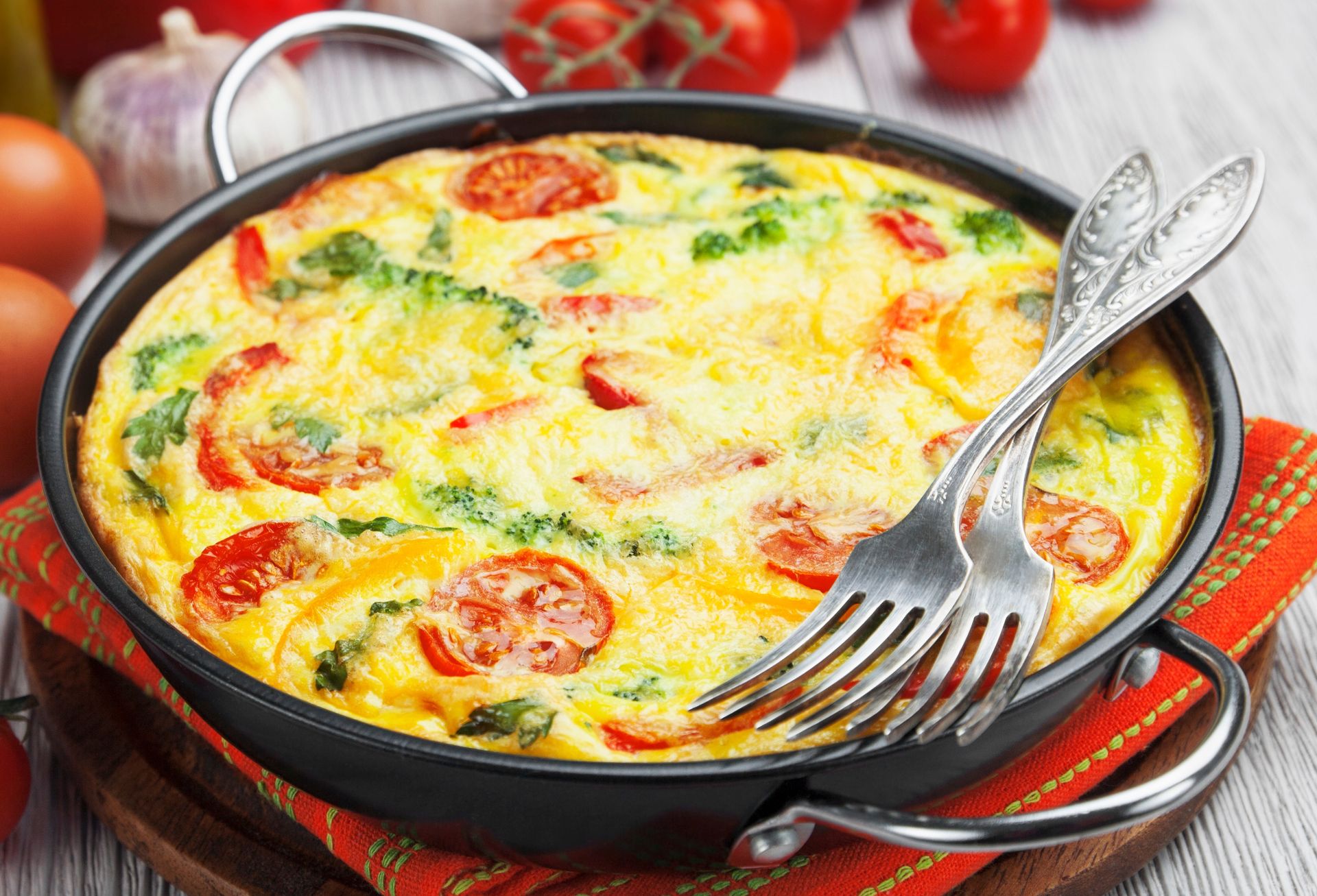 Na patelni robię włoski specjał. Wystarczy kilka składników i śniadanie gotowe