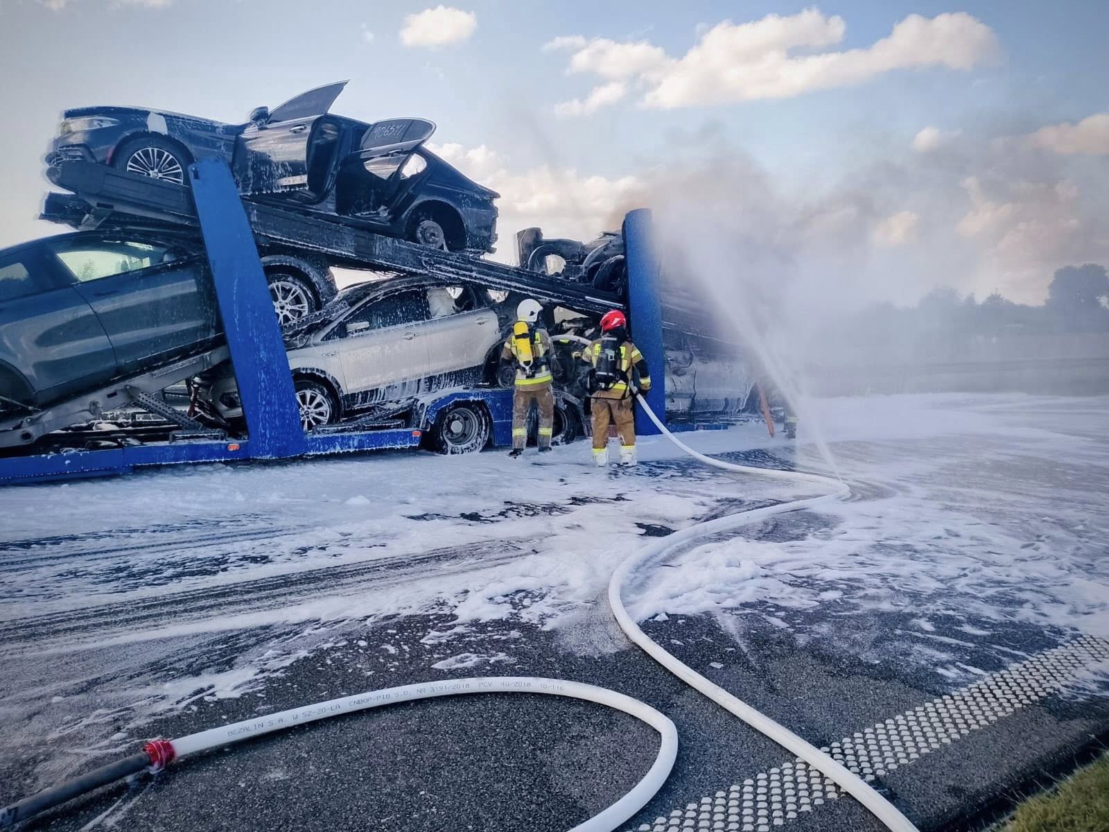 Auta na lawecie stanęły w ogniu. Wielki pożar na S19