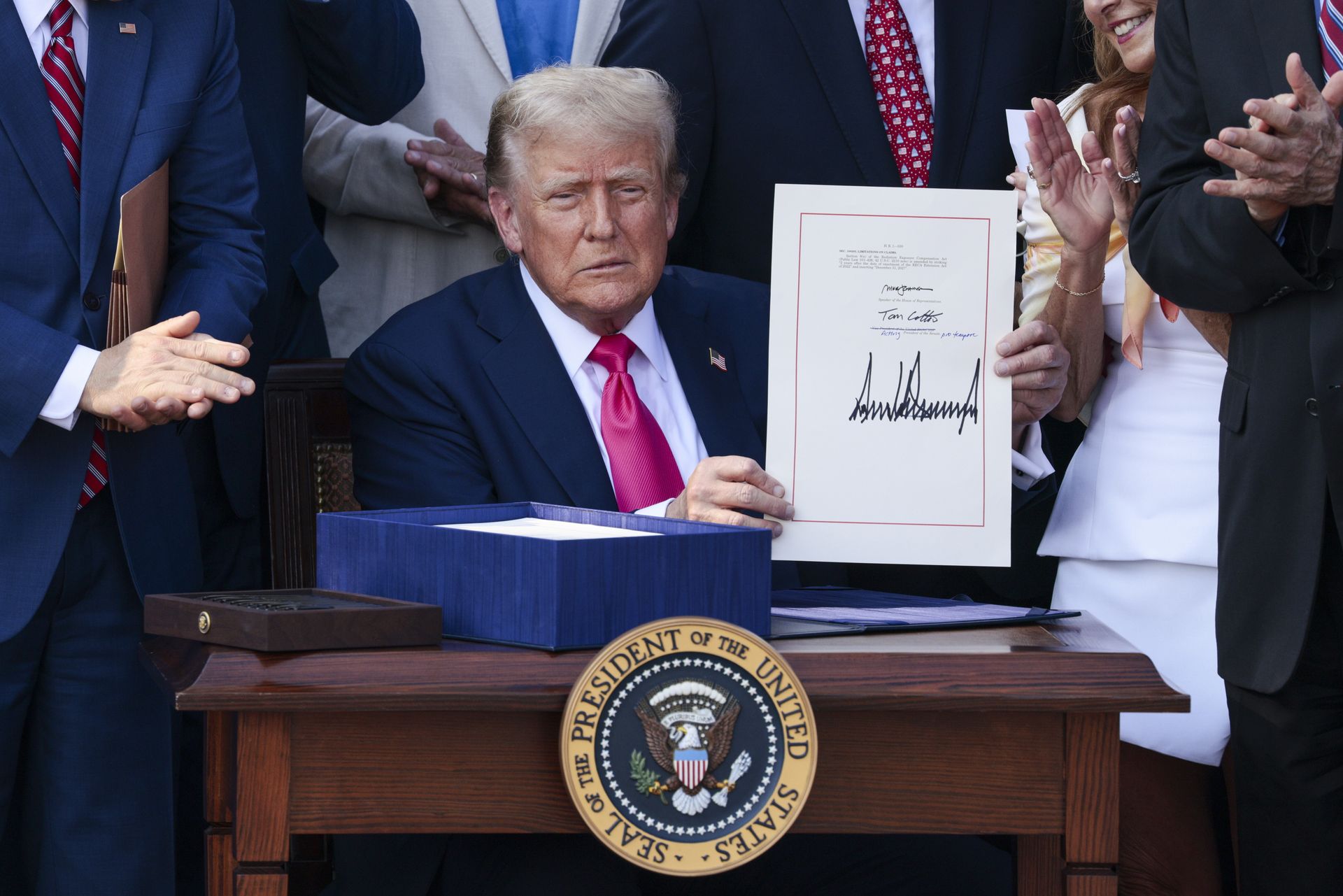 Działo się w nocy. Trump podpisał głośną ustawę