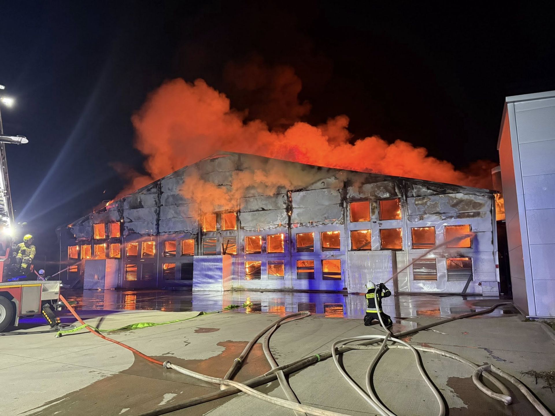 Pożar hali z drobiem. W środku ok. 200 tys. sztuk drobiu