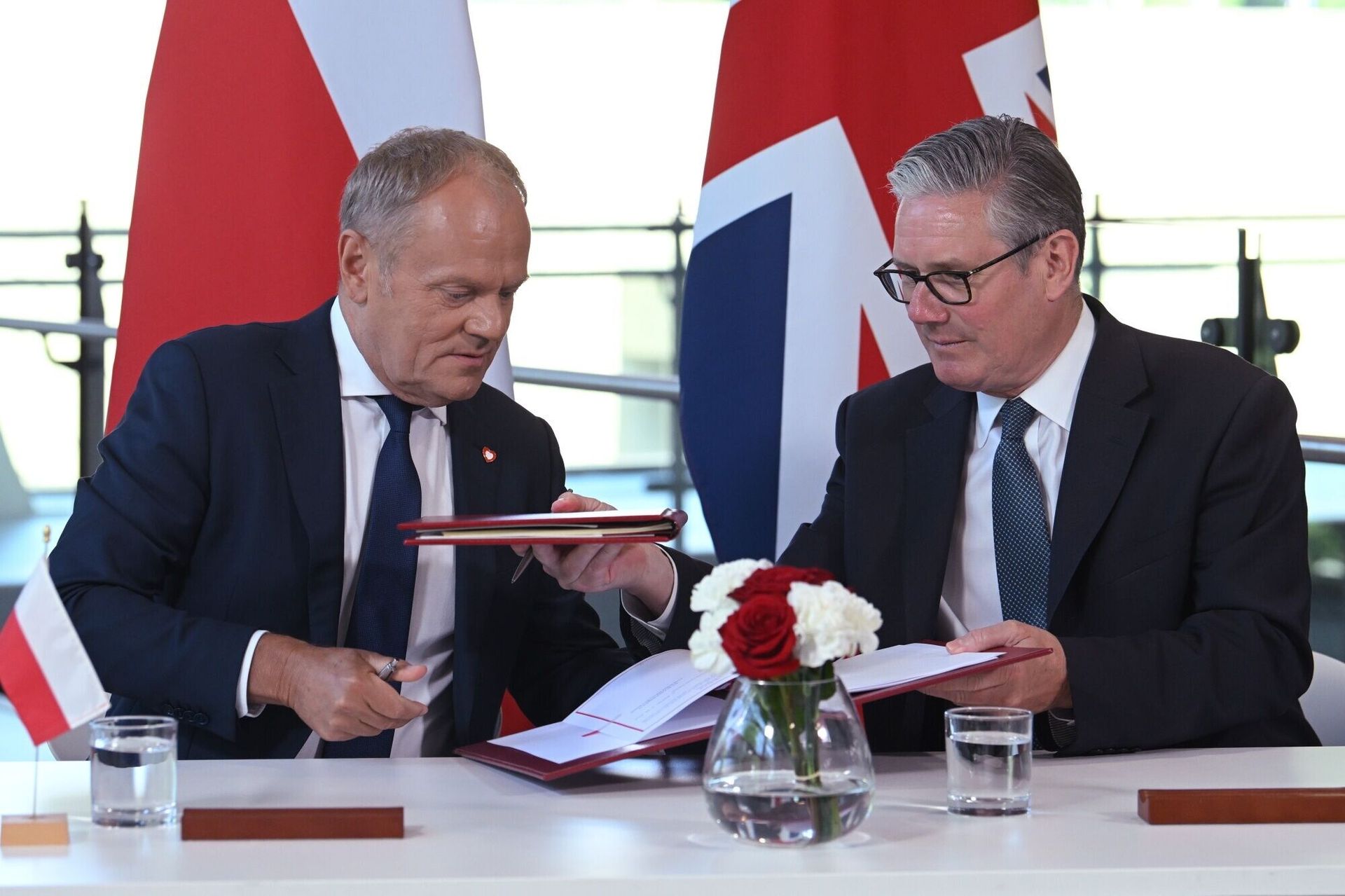Tak pokazali podpisanie traktatu przez Tuska w UK. Widok zaskakuje
