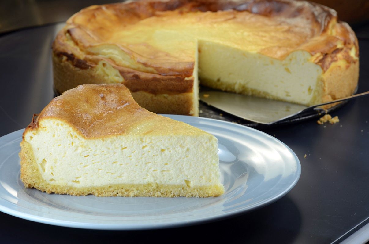 Puszysty sernik bez twarogu? Jogurt grecki robi tu całą robotę