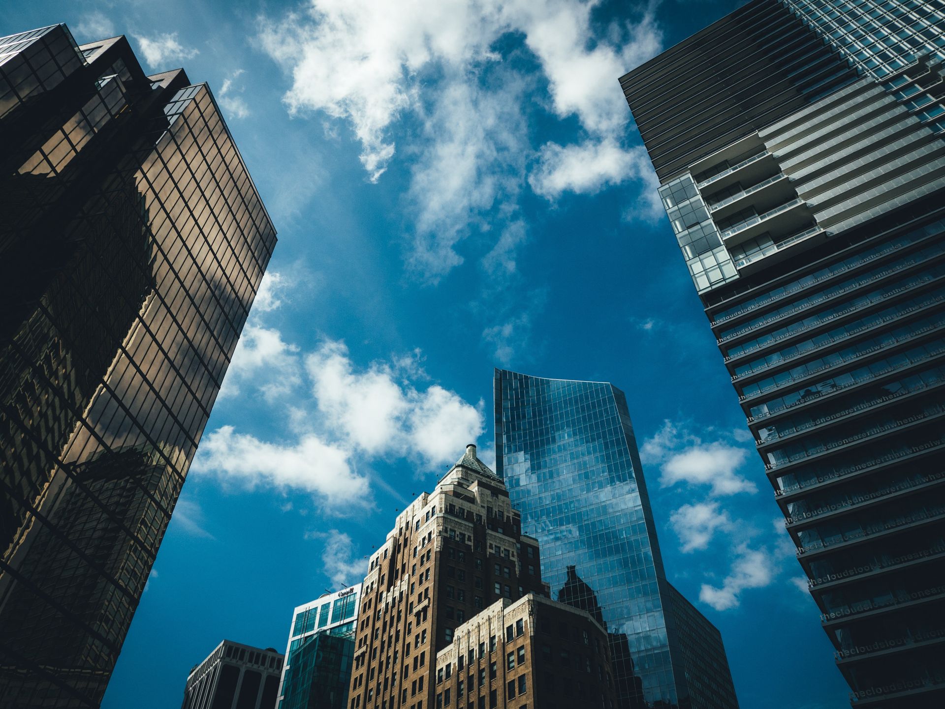 Okna solarne będą działać jak fotowoltaika? Wymyślili nową konstrukcję