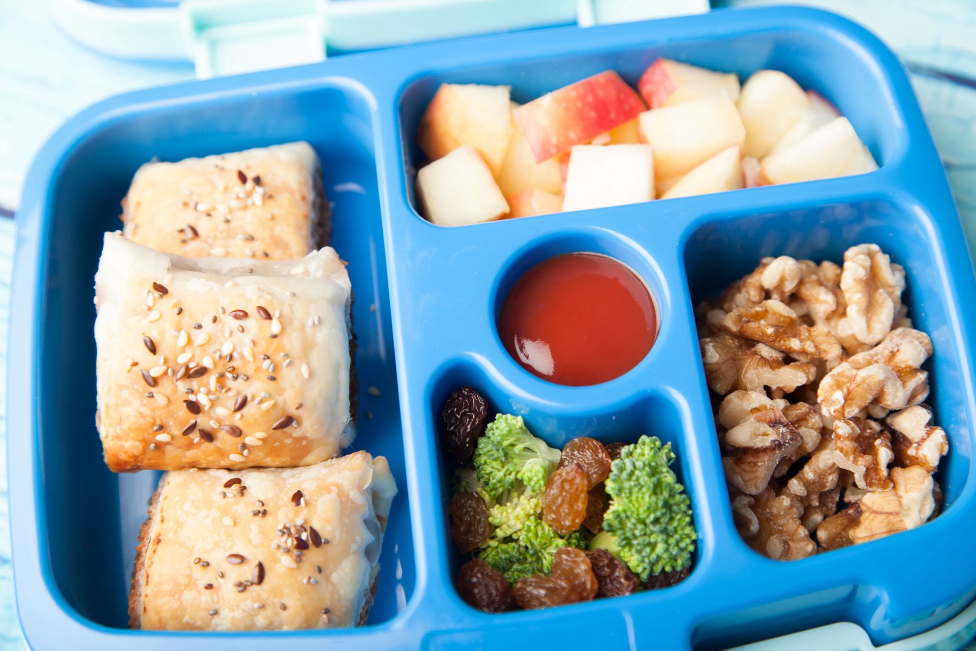 Uważaj, co pakujesz do szkoły. Popularne opakowania mogą zaszkodzić dziecku