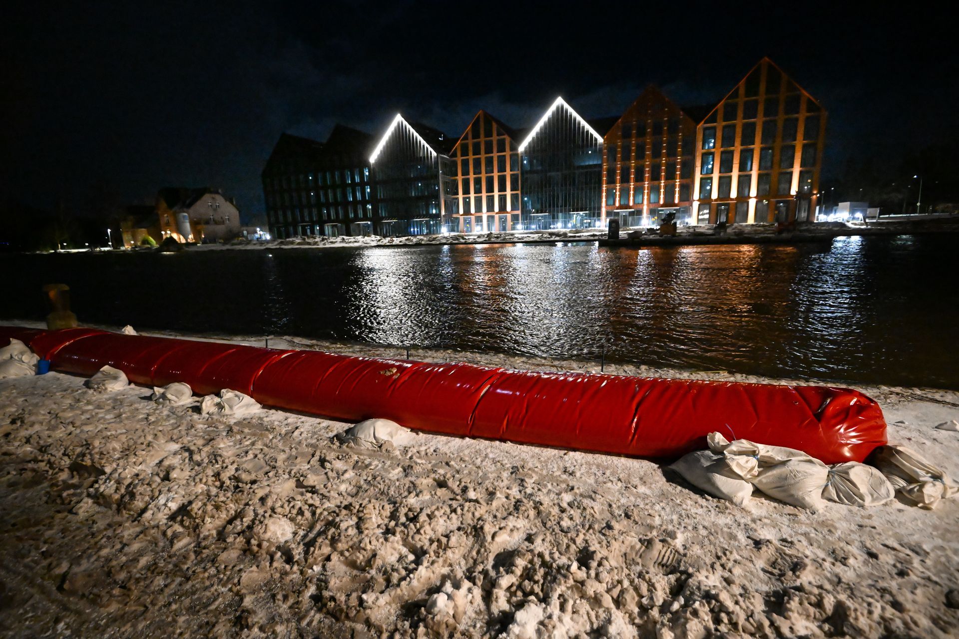 Wyrwa w wale przeciwpowodziowym pod Elblągiem. Szybka akcja służb