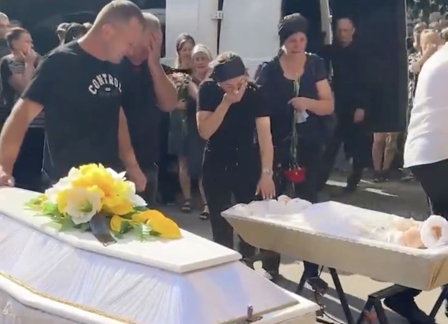 Dwie białe trumny. Rozpacz na pogrzebie matki i córki, ofiar rosyjskiego ataku
