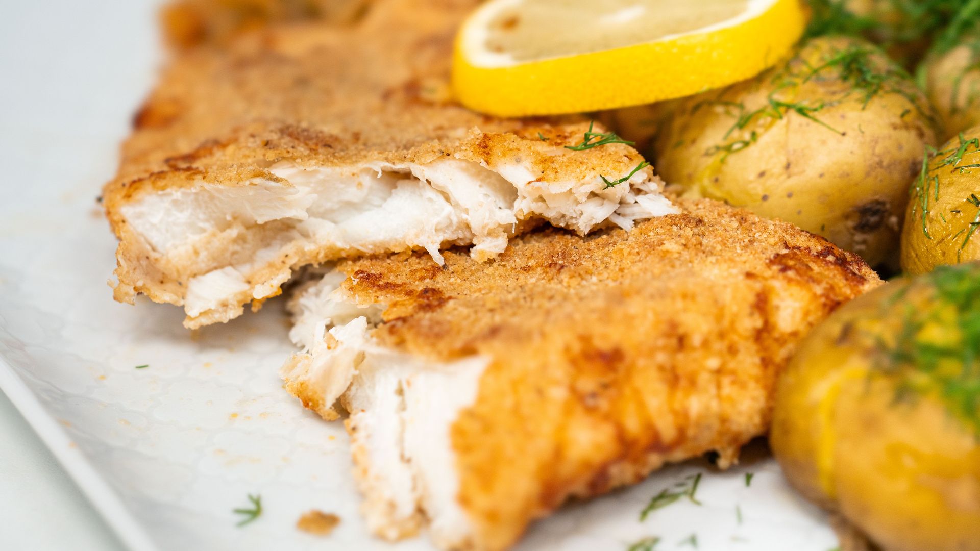 Piątkowy klasyk bez pryskającego tłuszczu. Z naszym przepisem dnia przestaniesz smażyć rybę na patelni