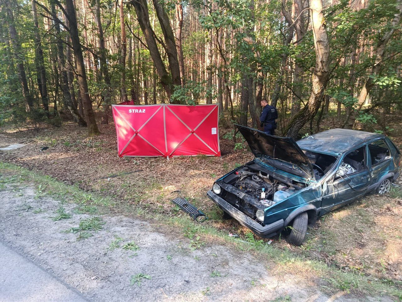 Tragiczny wypadek. Nie żyje 22-latek, są ranni. Szukają jednej osoby