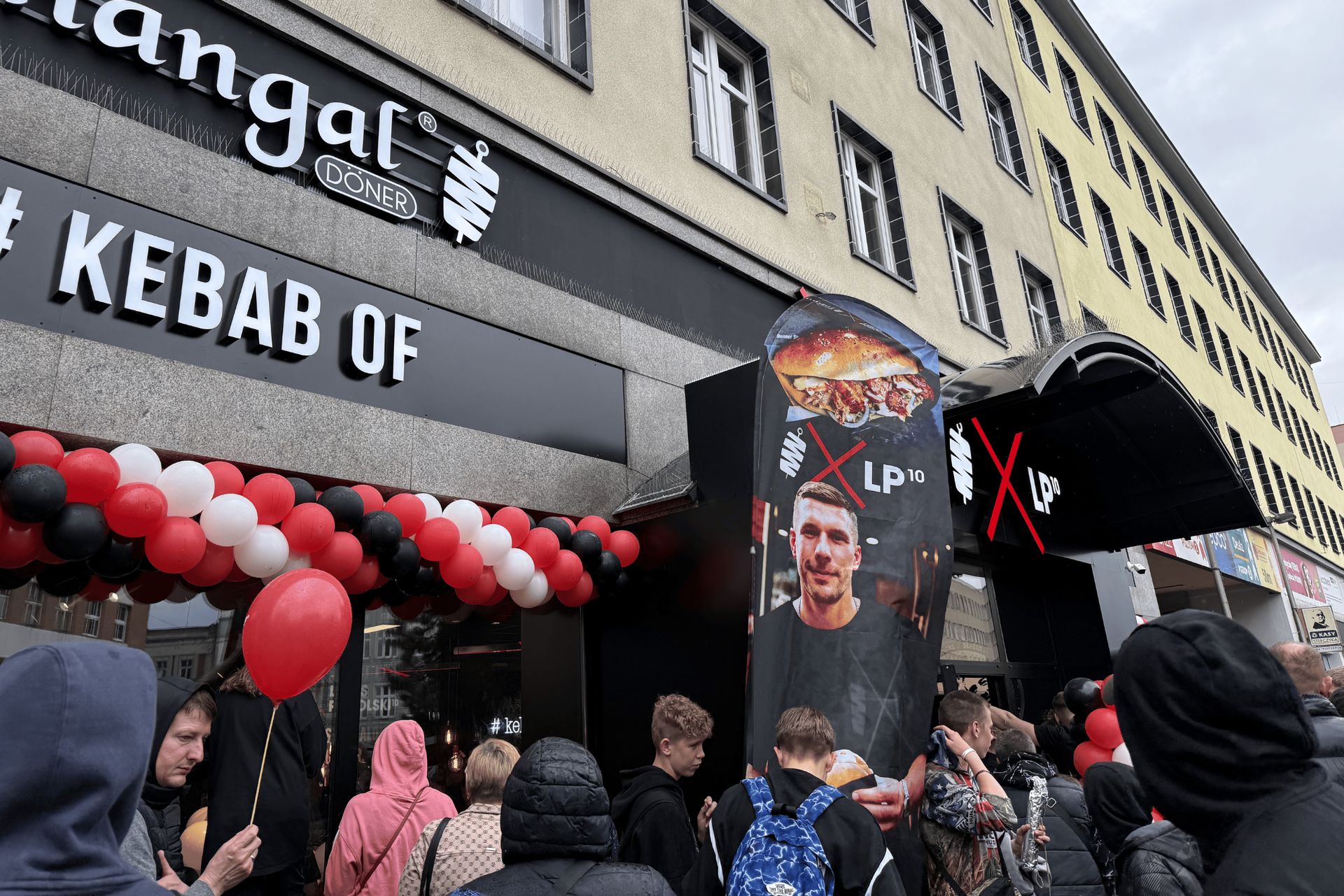 Tłumy w kolejce po kebaby Podolskiego. Byłam na otwarciu lokalu słynnego piłkarza