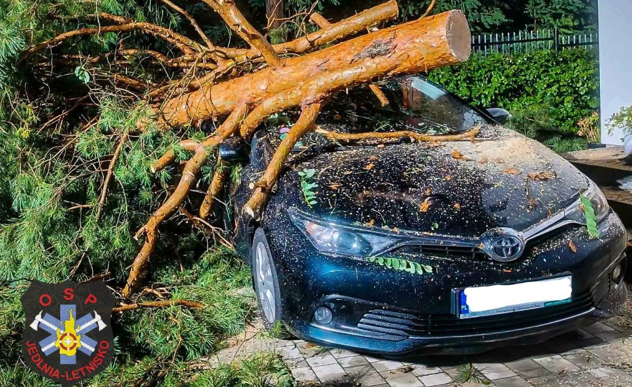 Uszkodzone dachy, ranni i tysiące akcji. Żywioł uderzył w Polskę