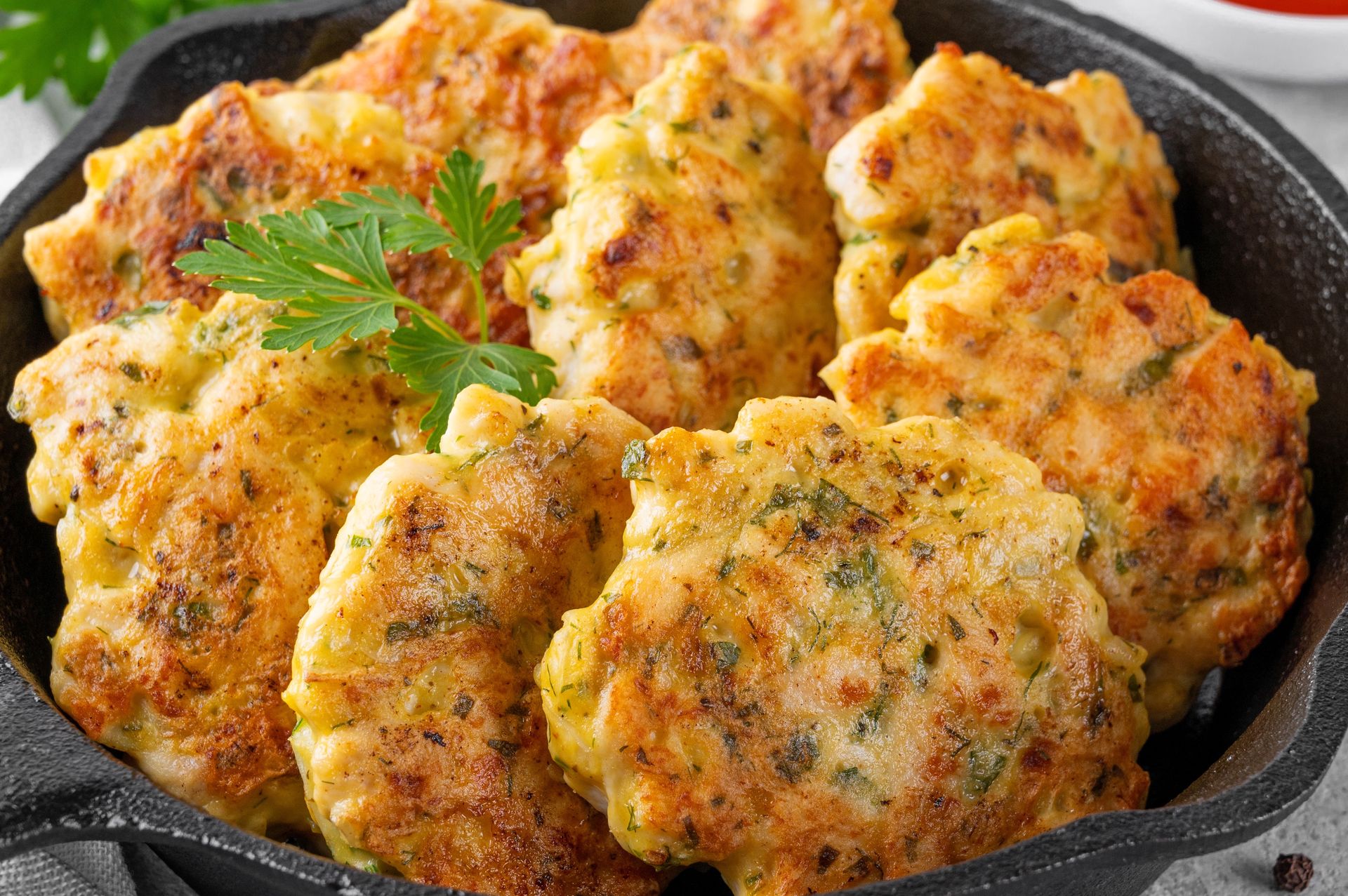 Rodzina wybrzydza na widok mielonych. Te kotlety są jeszcze smaczniejsze i nie rozpadają się w czasie smażenia