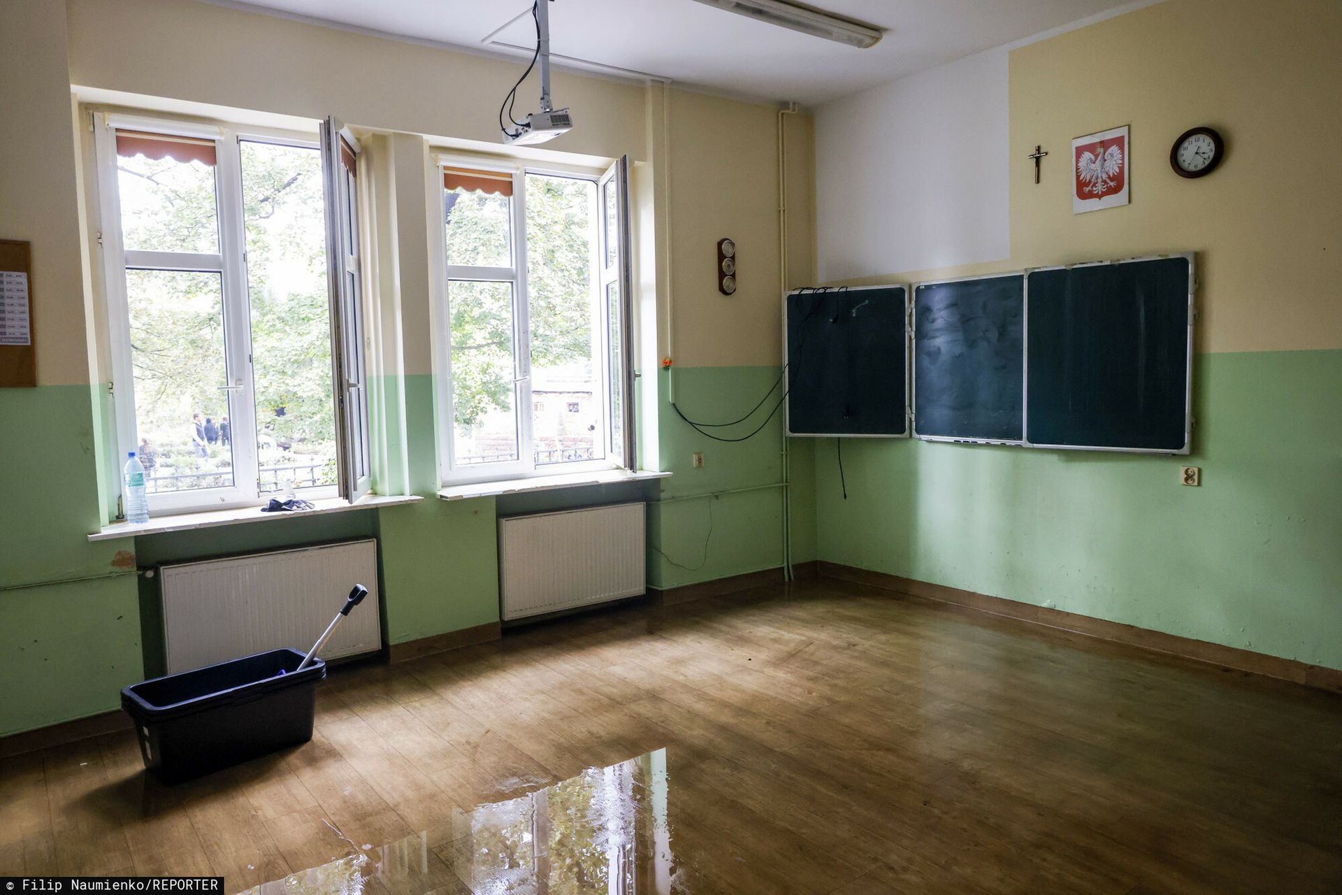 Nauczycielka broni się po wyrzuceniu krzyża. "Zrobił się cyrk"