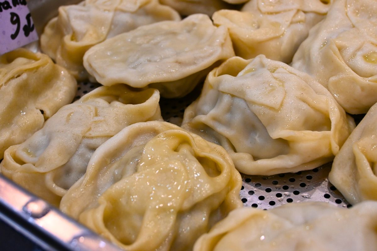 Na obiad robię kaukaskie pierogi. Ciasto tak mięciutkie, iż rozpływa się w ustach