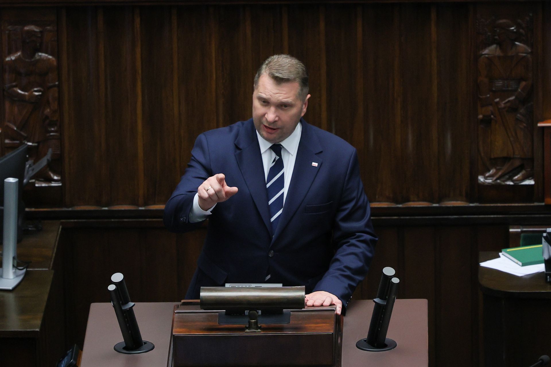 Dowiedzieli się z TV, iż afera dotyczy ich ojca. Czarnek ujawnił dane