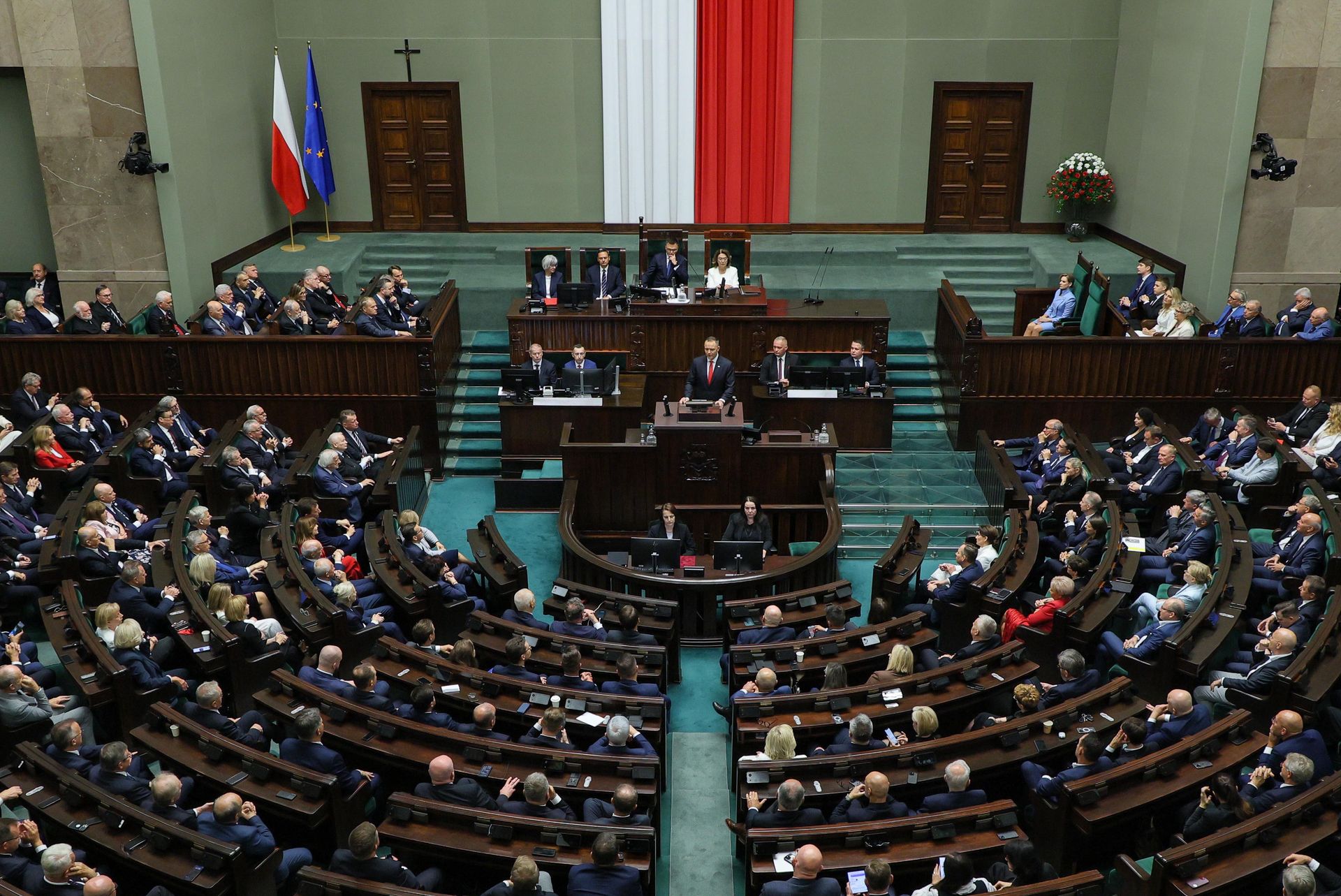 Nowy sondaż partyjny. KO przed PiS, Konfederacja na trzecim miejscu