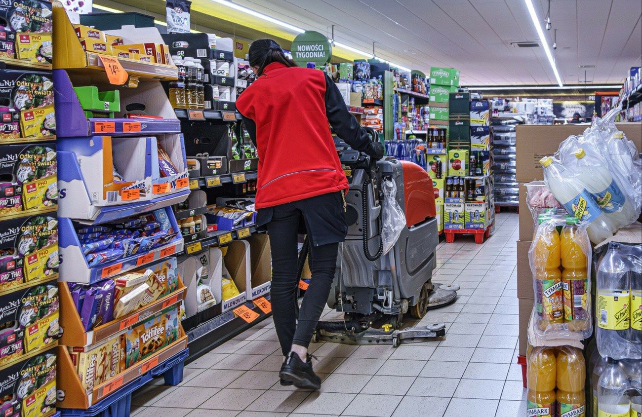 Zakaz siedzenia w pracy. Ministerstwo komentuje