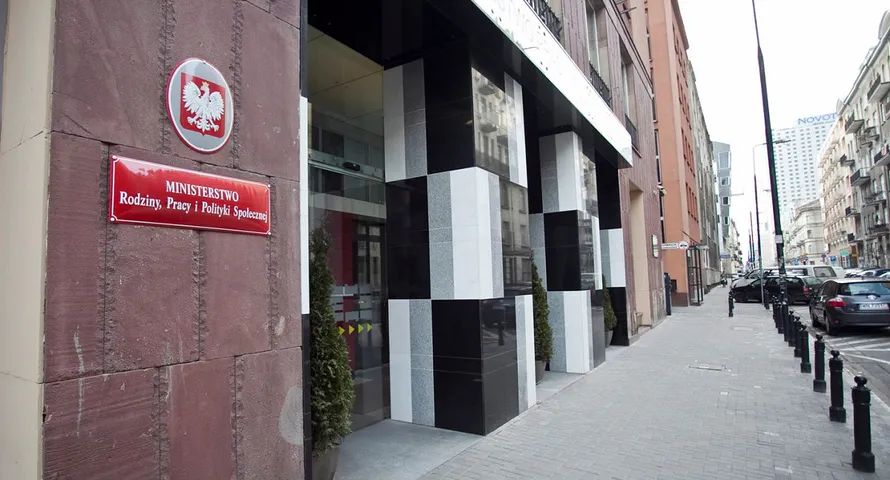 Dziesięć ofert w przetargu resortu pracy. Agencje walczą o obsługę 4,5 mln zł budżetu