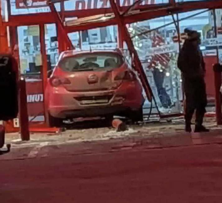 Opel wbił się w drzwi marketu. Milimetry od tragedii