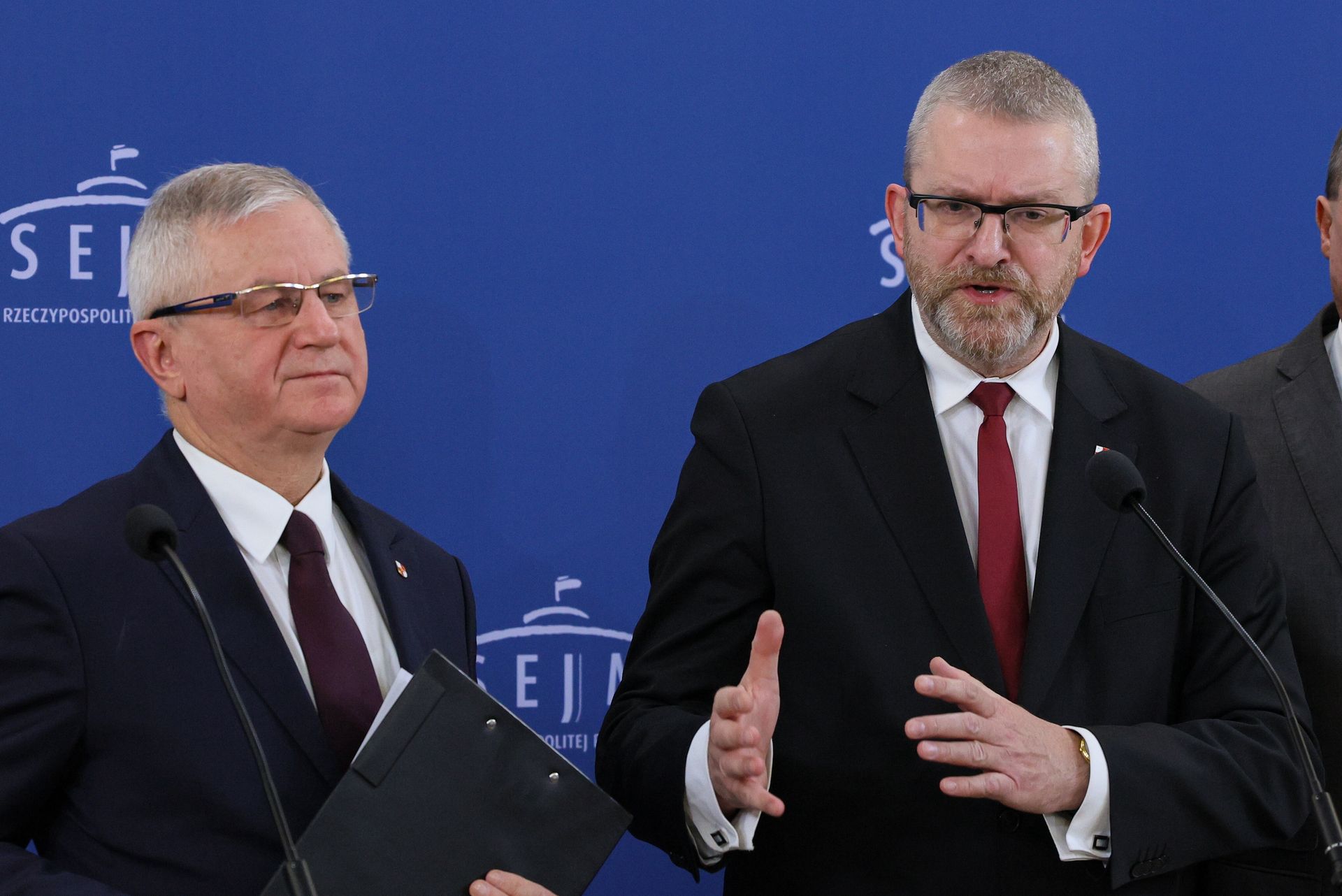 Człowiek Brauna na posiedzeniu RBN. "Ja bym go nie zapraszał"