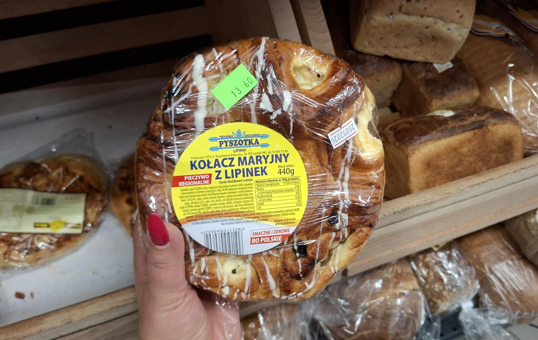 Weszłam do sklepu w Wetlinie po bułki na szlak. Na półce czekał "kołacz maryjny"