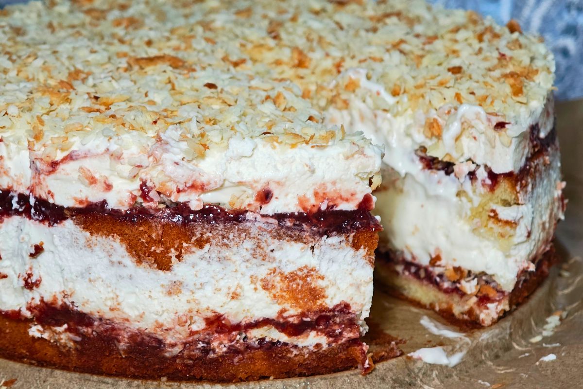 Koleżanka z pracy przyniosła imieninowe ciasto. Trudno uwierzyć, z czego zrobiła krem