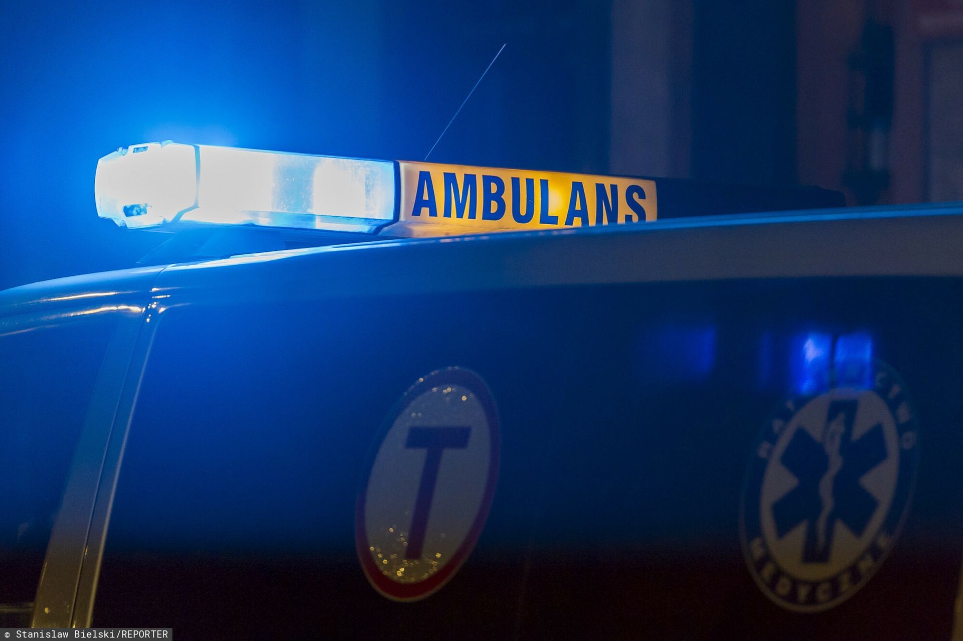 Chciał sięgnąć po telefon. Spadł z ósmego piętra