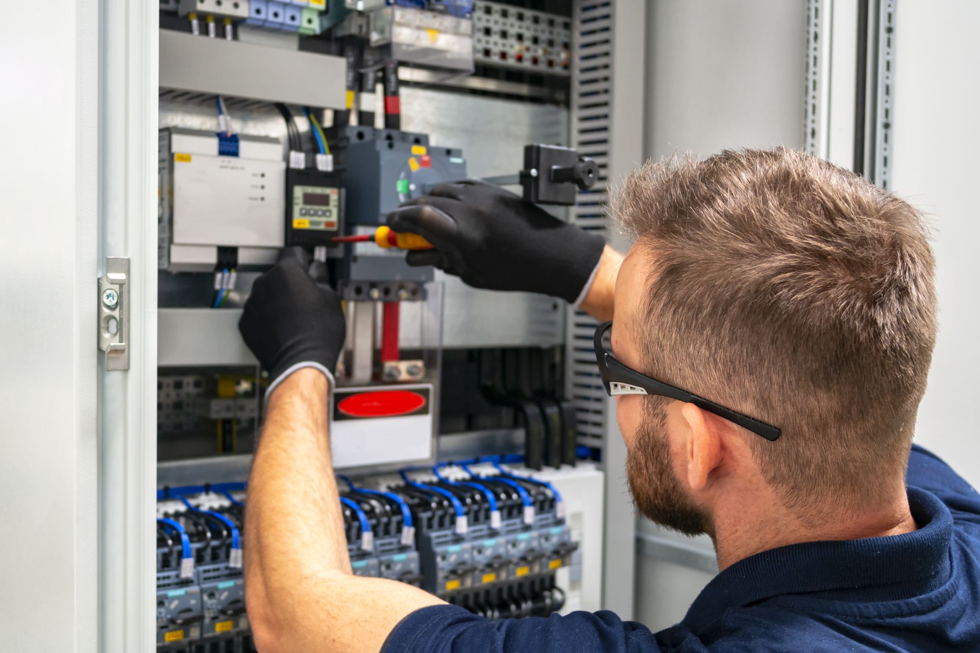 34 tys. zł za miesiąc pracy elektryka. Tyle w tym kraju płacą za fach
