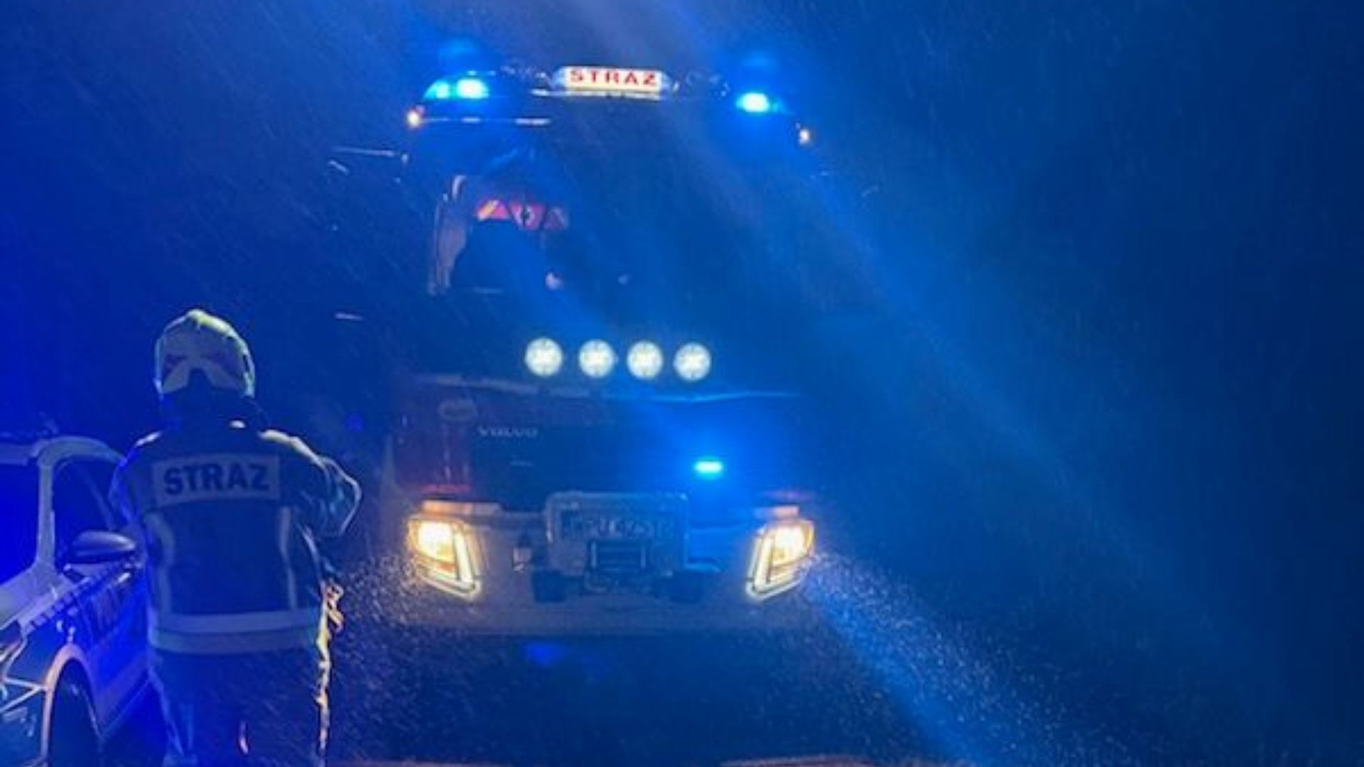 Szedł drogą po zmroku. Zginął pod kołami