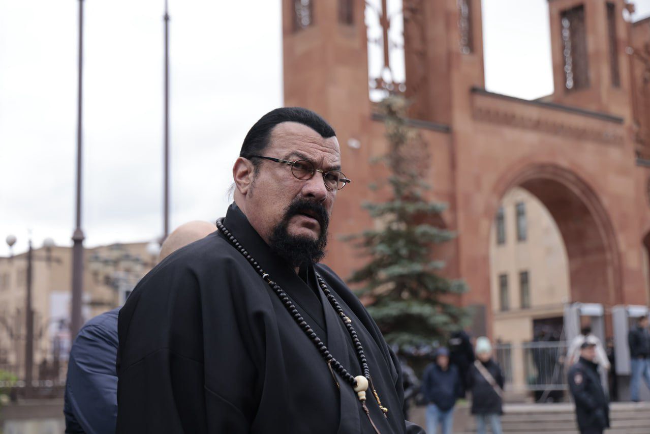 Seagal na pogrzebie propagandysty w Moskwie. Putin przesłał wieniec