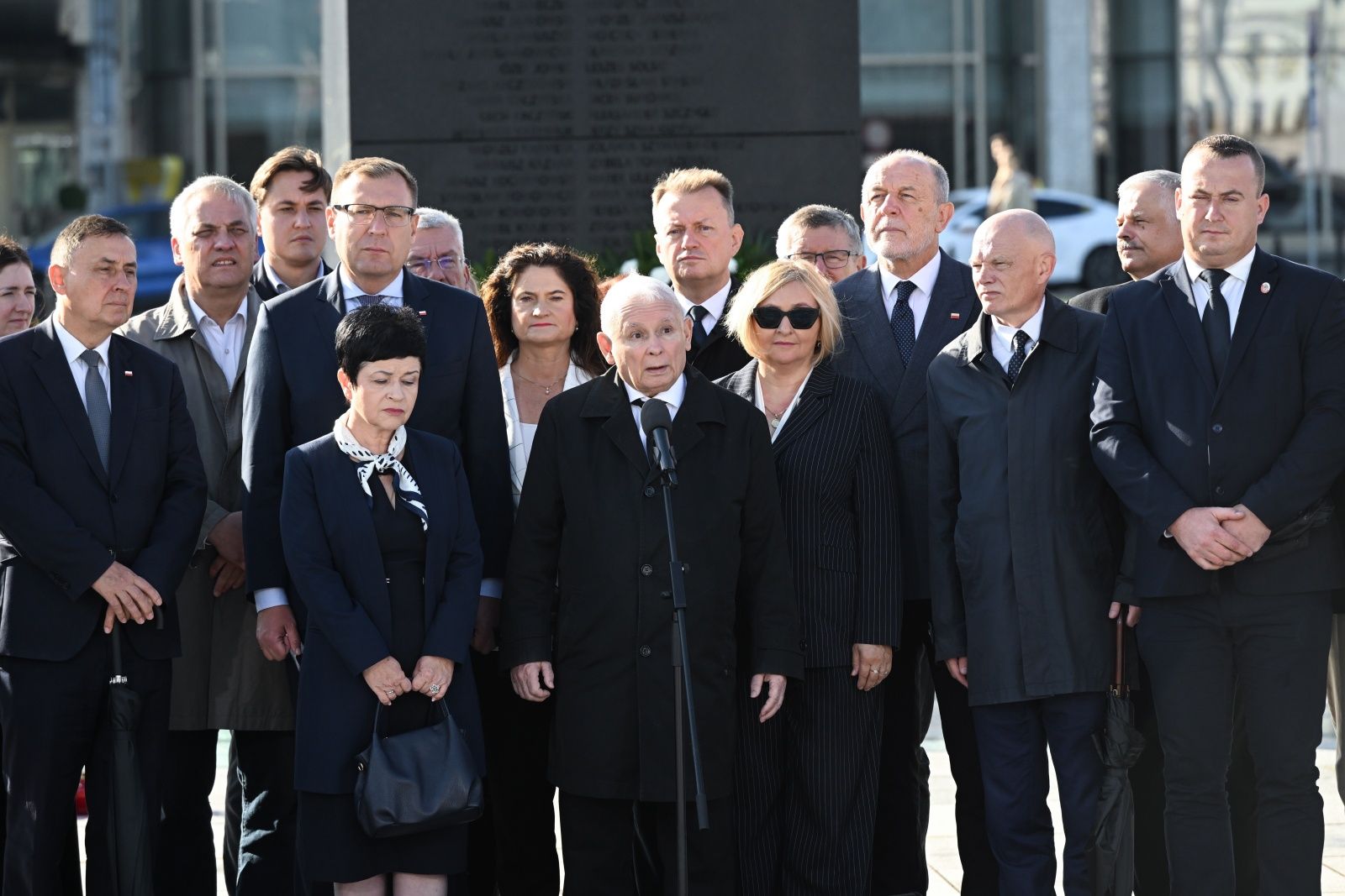 Awantura na miesięcznicy. Kaczyński zagłuszany okrzykami