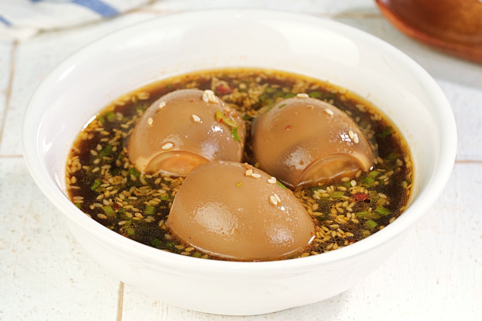 Wkładam ugotowane jajka i odstawiam. Na Wielkanoc będą jeszcze lepsze niż faszerowane