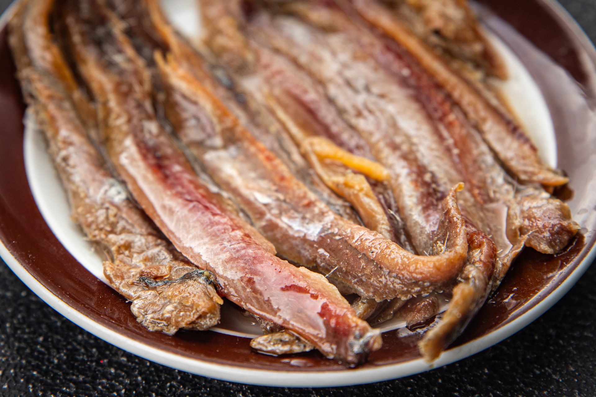 Te małe niedoceniane rybki to bomba omega-3. Wzmacniają serce i kości