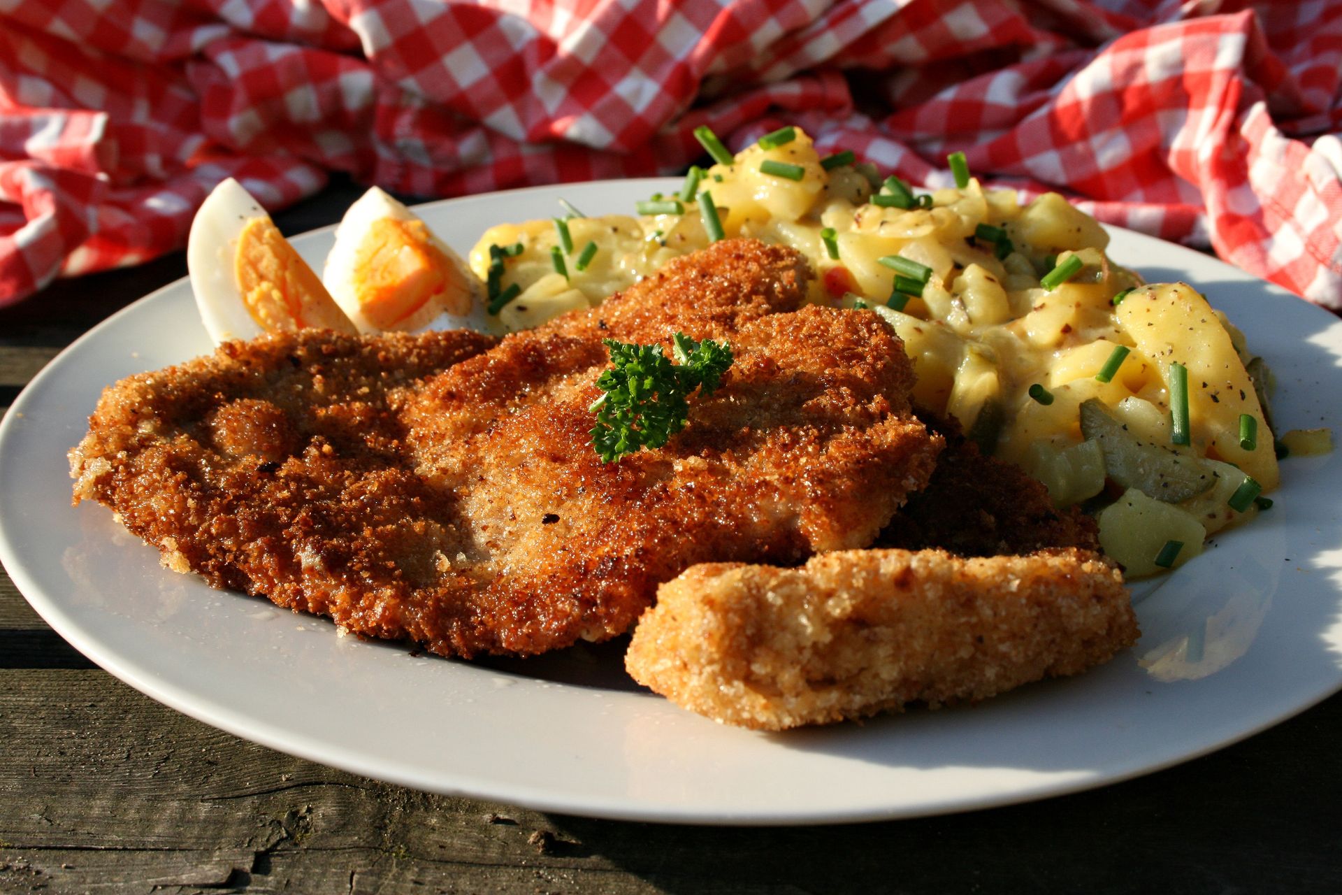Kotlety po bawarsku są chrupiące i pikantne. Tylko pamiętaj, aby wysmarować mięso z obu stron