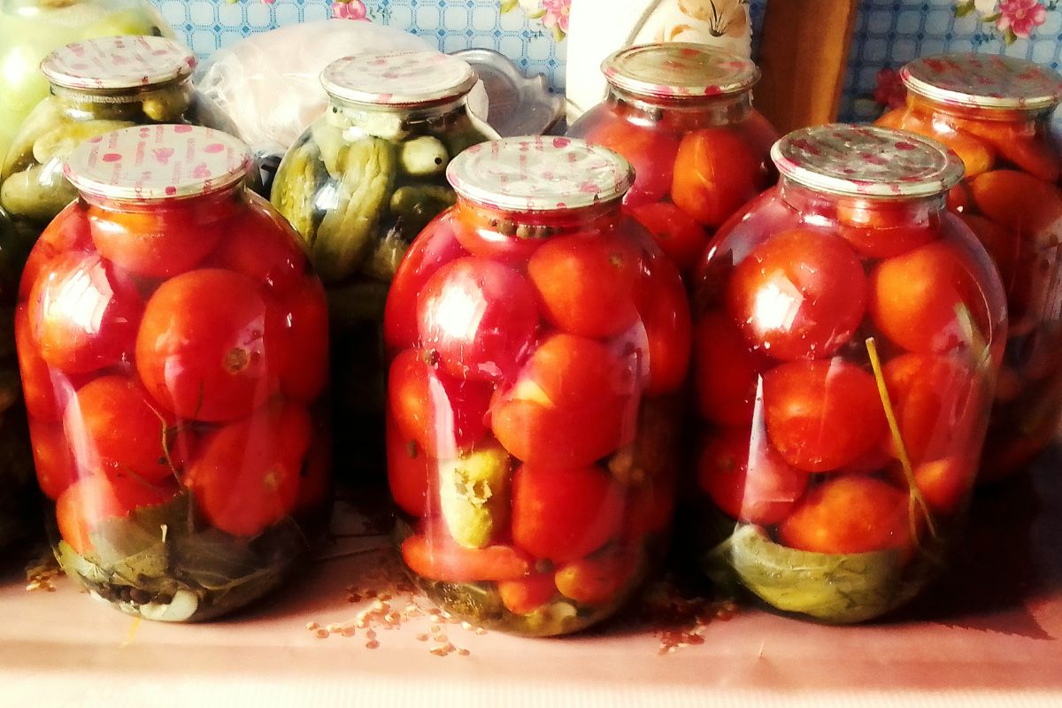 W zimie nie kupuję pomidorów w markecie, bo mam lepszy patent. Upycham w słoikach i robię zalewę