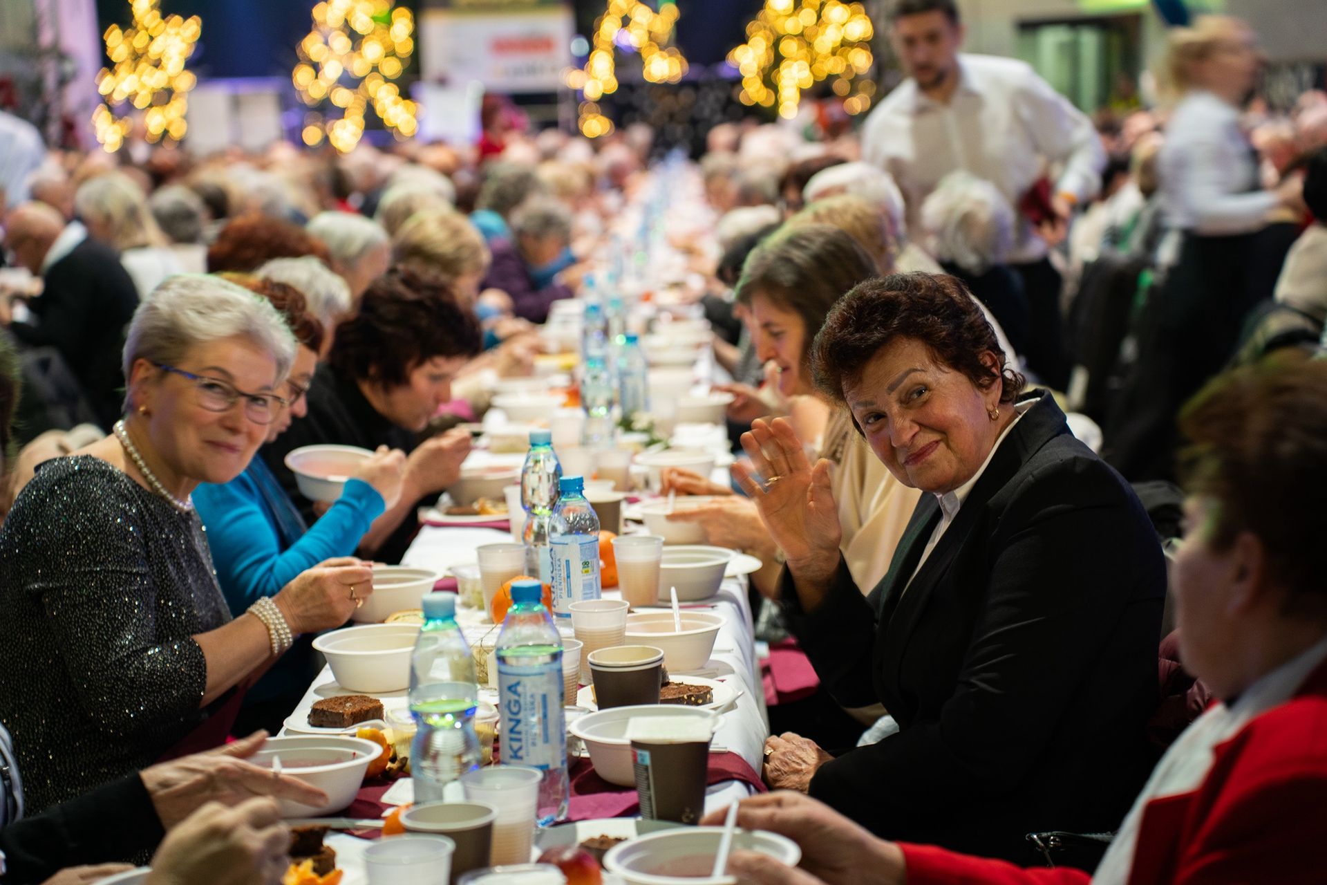 Tysiąc osób przy jednym stole. Wigilia dla Samotnych w Krakowie poruszyła serca