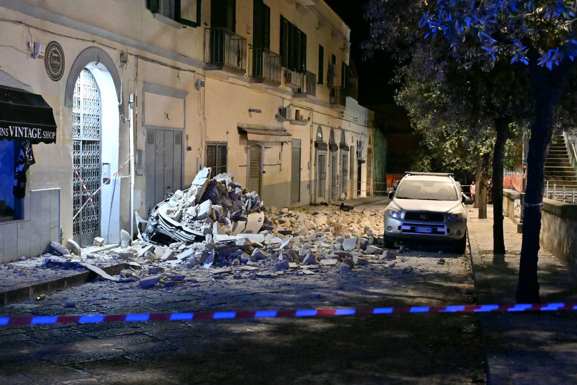 Działo się w nocy. Neapol po potężnym wstrząsie