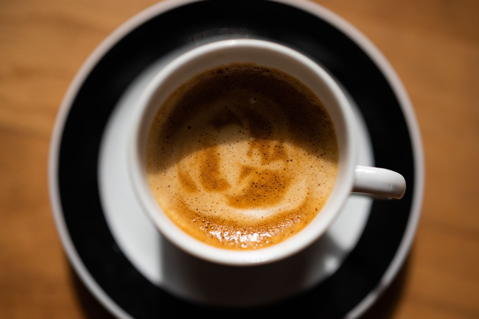 Pijesz gorącą kawę? Specjalista wyjaśnia, jakie mogą być skutki