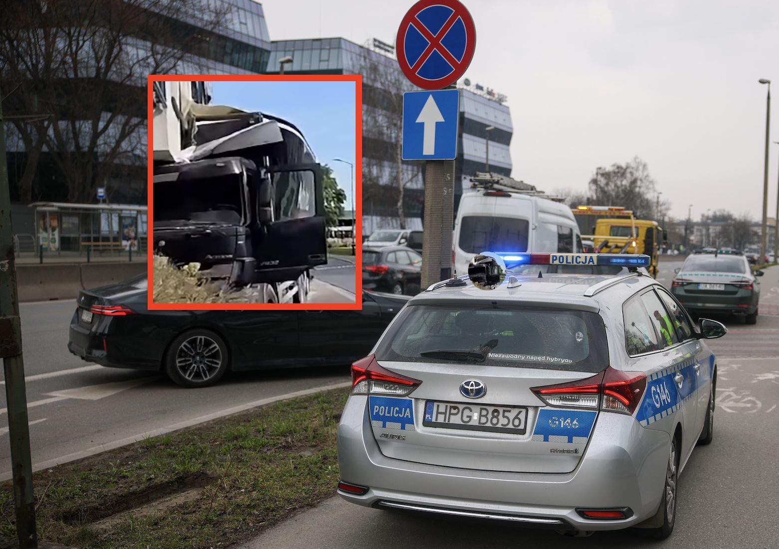 Wypadek w Krakowie. Ciężarówka uderzyła w blok na Zabłociu