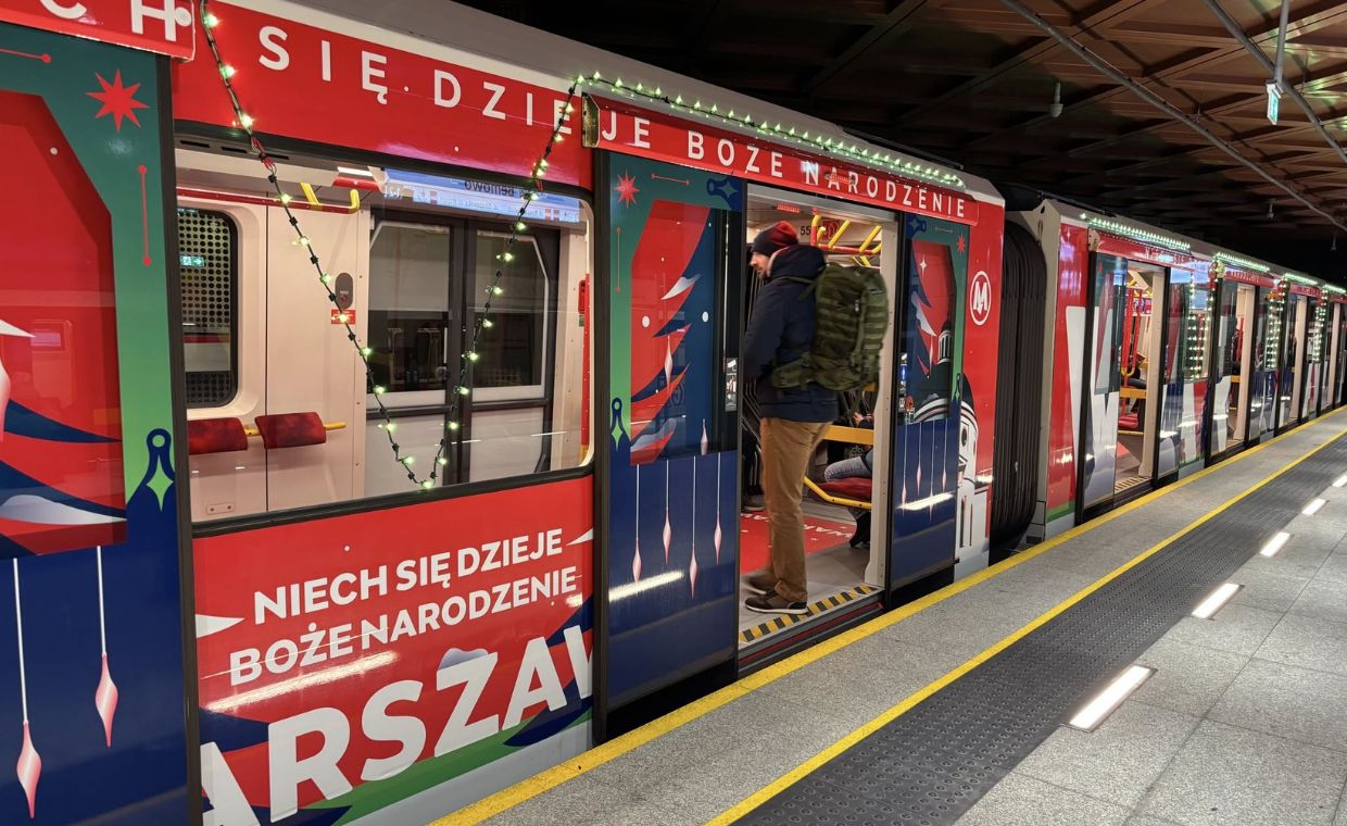 Uderzył w barierę. Świąteczny pociąg uszkodzony dzień po debiucie