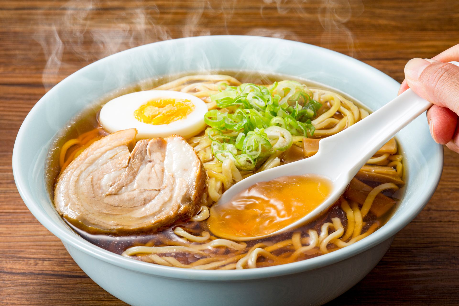 Zamiast płacić krocie w restauracji, gotuję najmodniejszą zupę w domu. Prosty przepis na ramen z rosołu