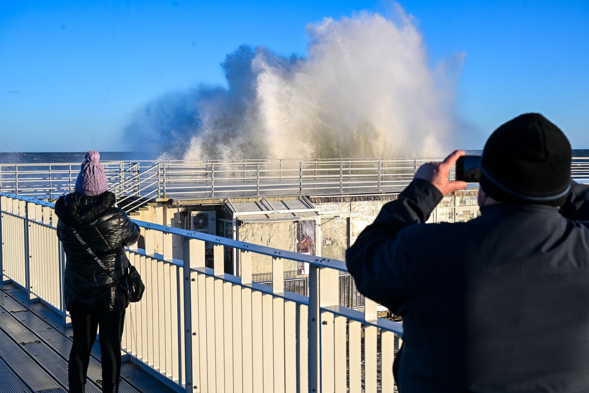 Silny sztorm na Wybrzeżu. Uszkodzone zejścia na plaże