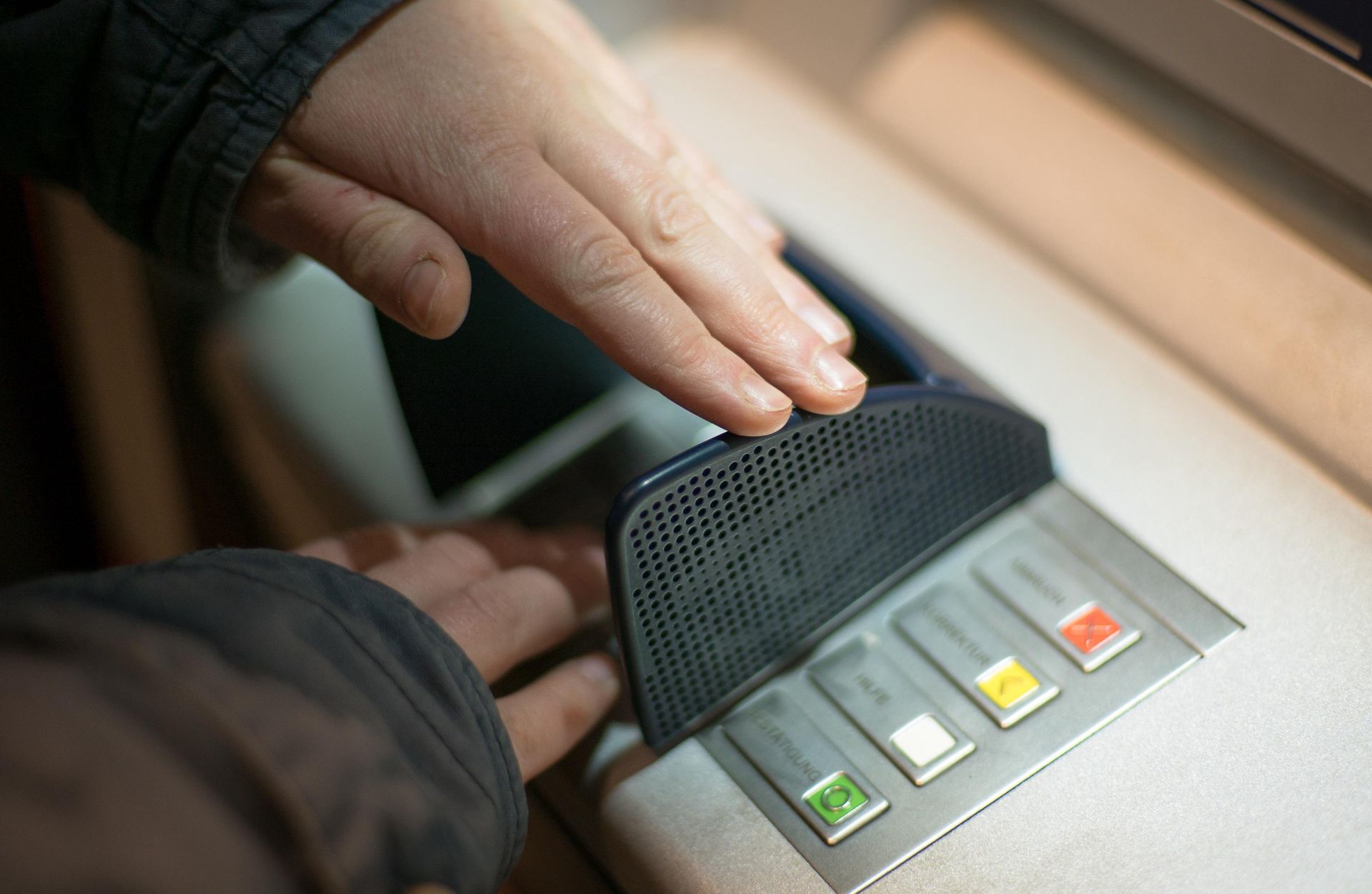 Shoulder Surfing: uważaj, gdzie i jak wpisujesz PIN