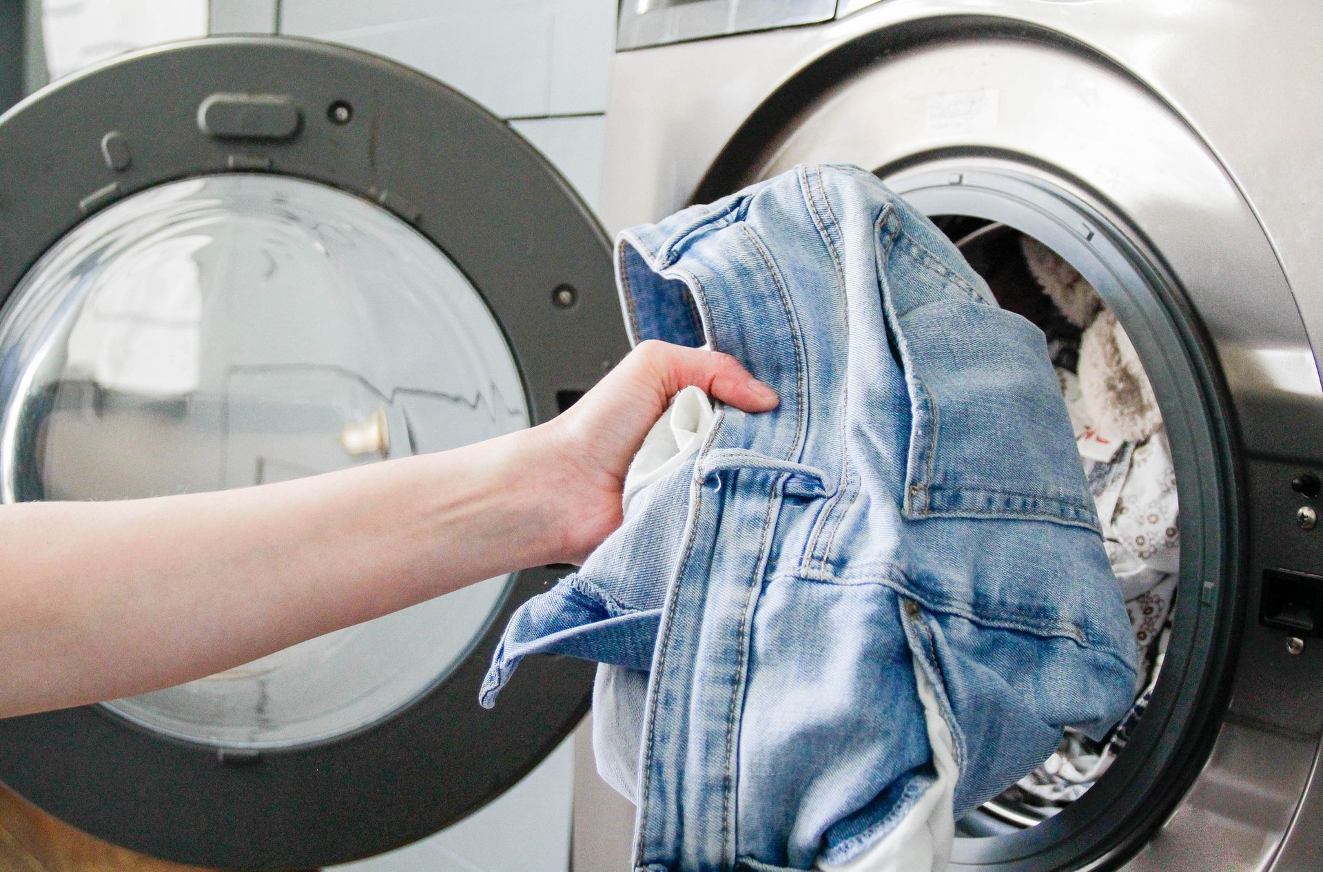 Jak często prać jeansy? Eksperci mówią, iż rzadziej niż myślisz