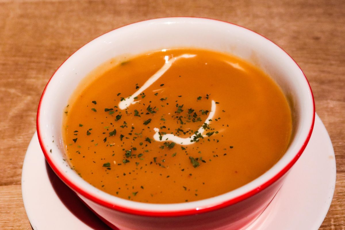 Francuzi zajadają krem ze skorupiaków. Wygląda niepozornie, a czaruje smakiem