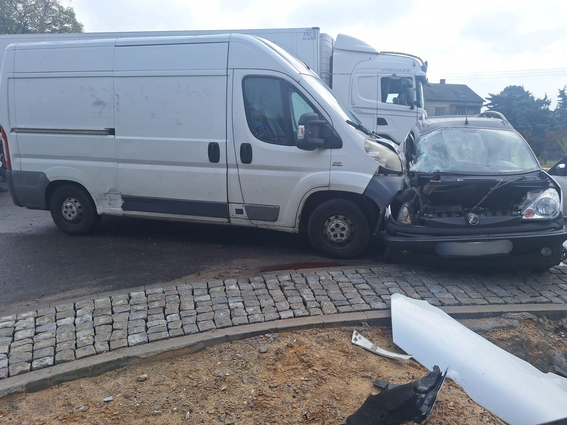 Zderzenie busa z mikrosamochodem. Pasażerka nie żyje