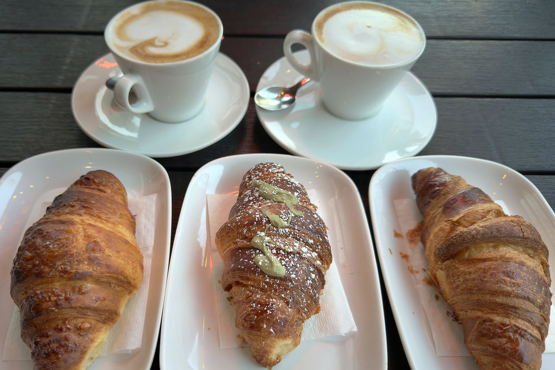 My zajadamy się jajecznicą i kanapkami, Włosi stawiają na rogalik. Co wpływa na śniadaniowe wybory?