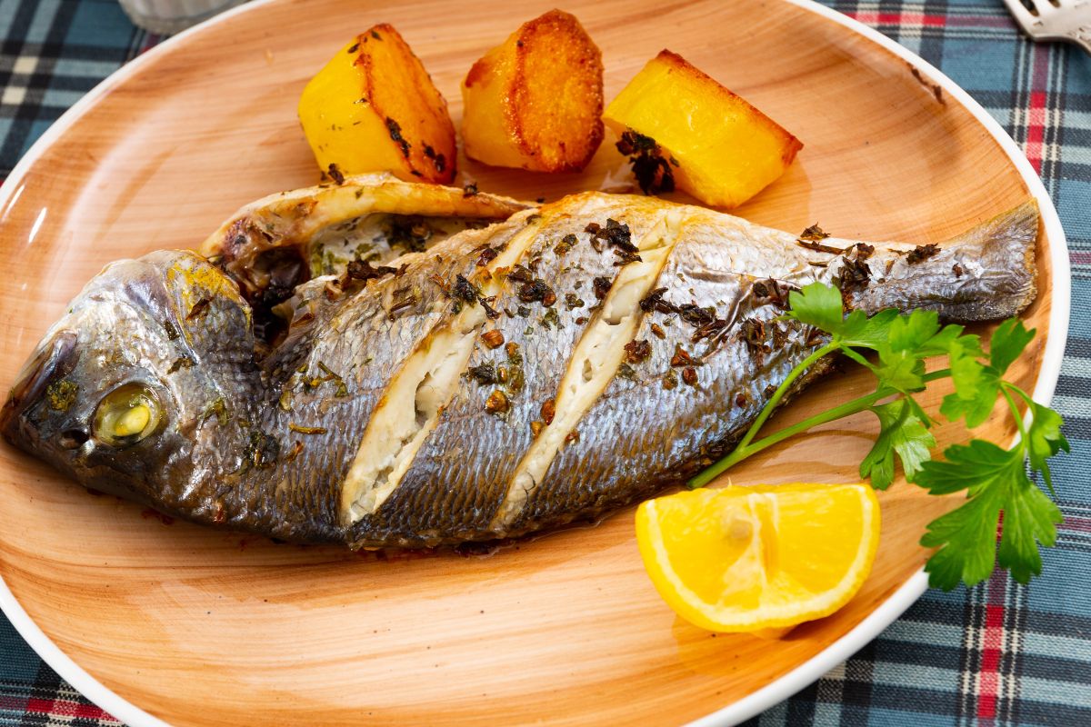 Jest tańsza od łososia, a nie kumuluje toksyn. Do tego ma bardzo mało ości i jest przepyszna