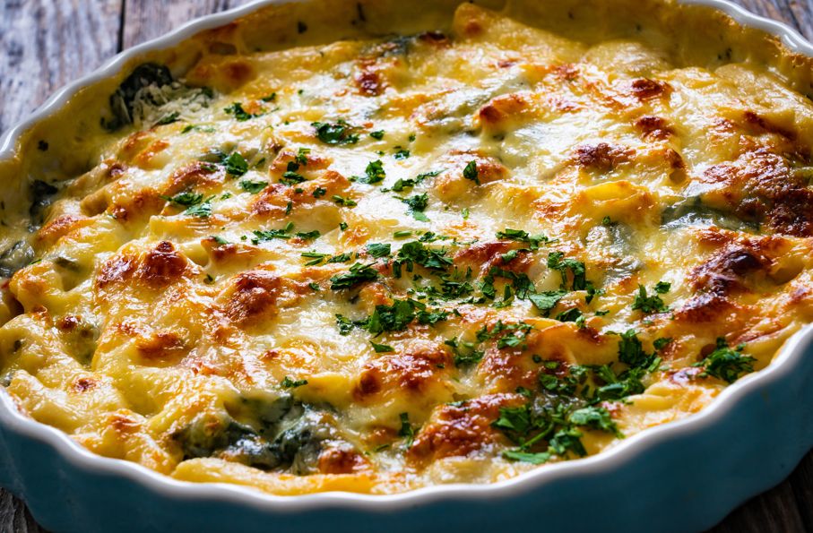 Wrzucam do piekarnika i zalewam sosem. Ekspresowa, domowa zapiekanka