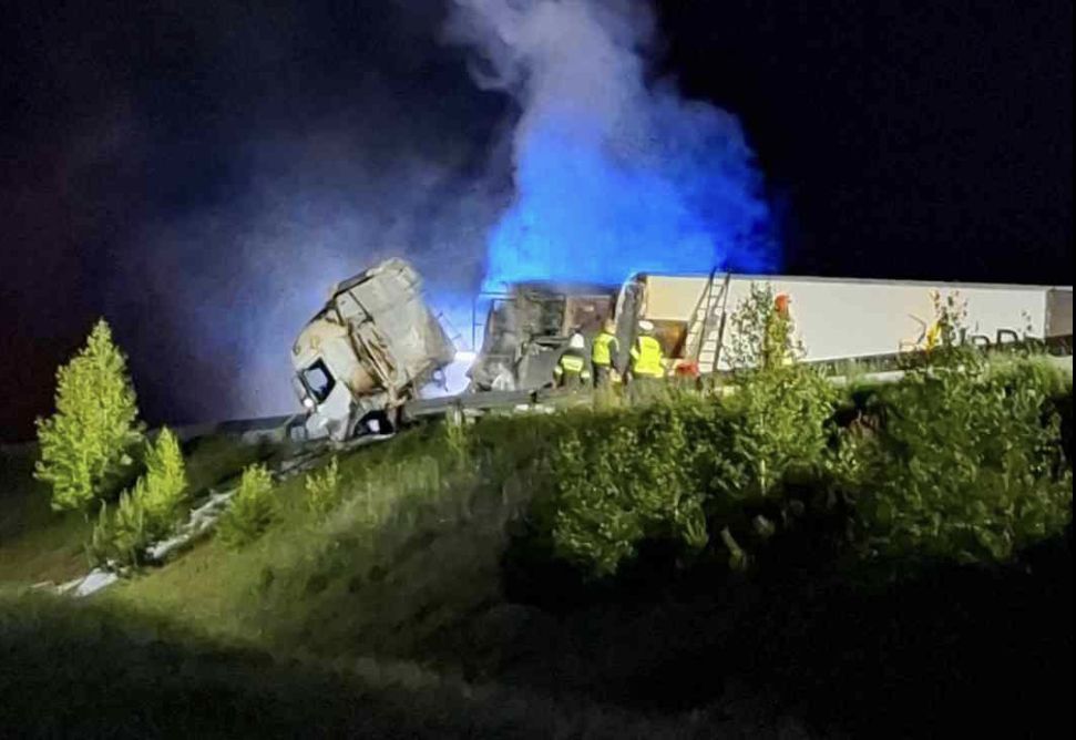 Wypadek w Masłowicach. Ciężarówka stanęła w płomieniach