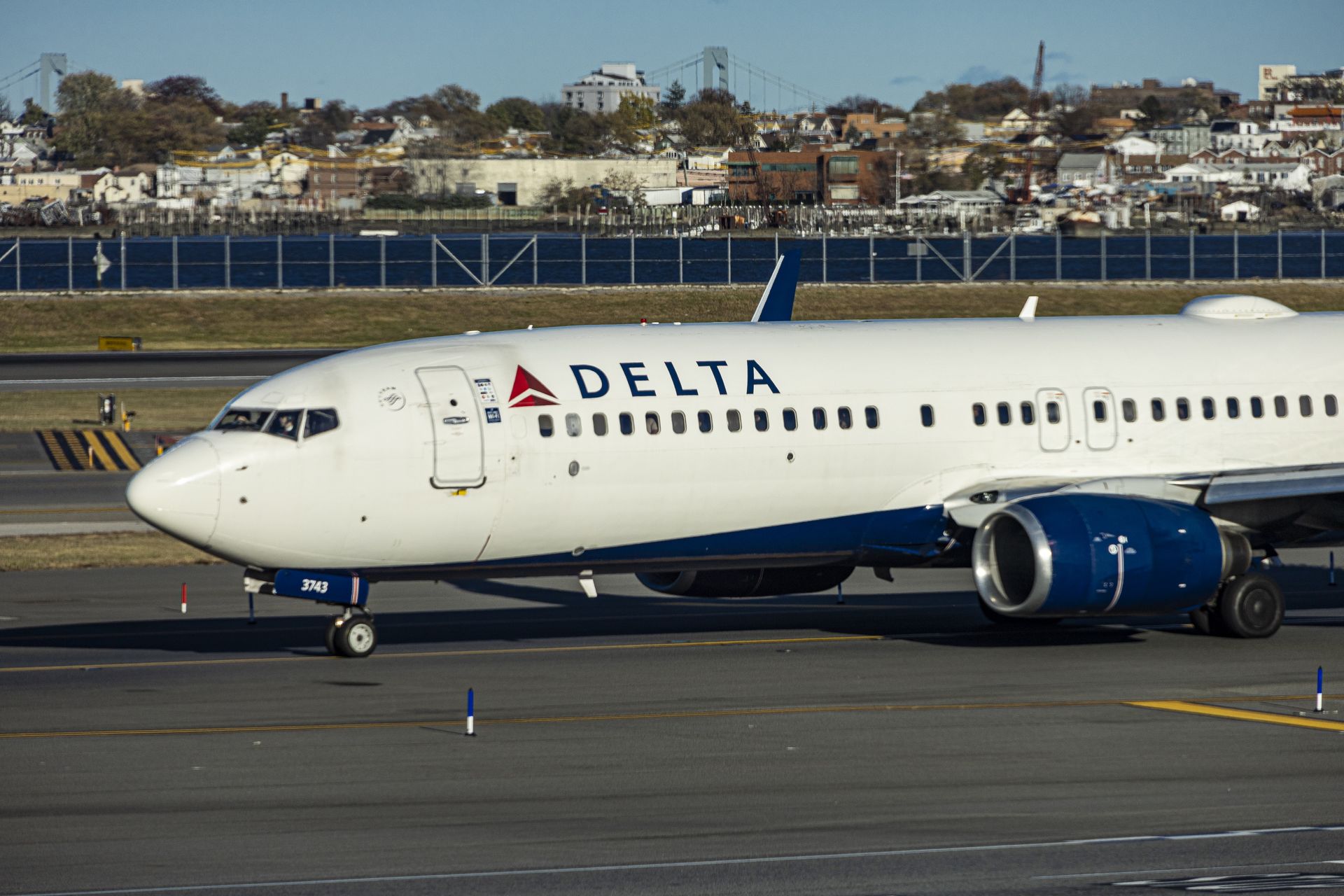 Utrata ciśnienia na pokładzie Delty. Boeing 737 musiał gwałtownie zniżyć lot